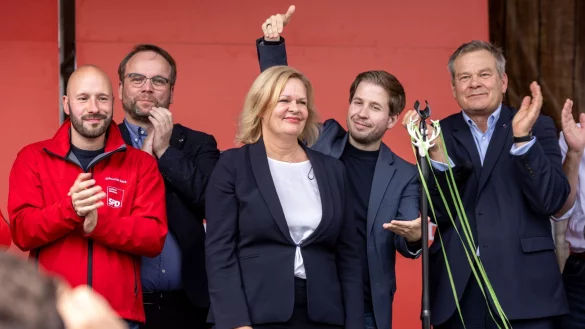 Bundesinnenministerin Nancy Faeser, zugleich Spitzenkandidatin der SPD Hessen, bei einer Kundgebung in Marburg. - &copy; Christian Lademann/dpa