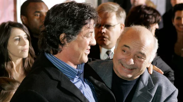 Sylvester Stallone (l) umarmt Burt Young (2006). - &copy; Matt Rourke/AP/dpa