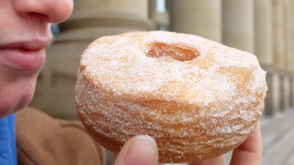 Vor zehn Jahren eroberte der &laquo;Cronut&raquo; die Welt im Sturm. - &copy; Bernd Weissbrod/dpa