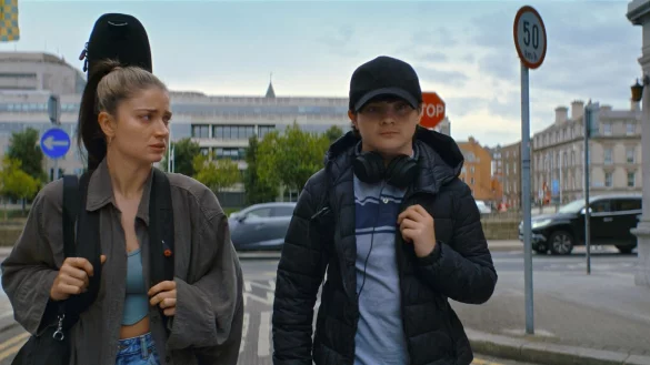 Eve Hewson als Flora und Oren Kinlan als Max in einer Szene aus &laquo;Flora and Son&raquo;. - &copy; --/Apple TV+/dpa