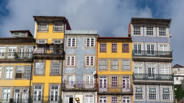 Wer &uuml;ber den Douro in Porto schippert, bekommt bunte H&auml;user &uuml;ber den Ufern des Flusses von der Wasserseite aus zu sehen. - &copy; Andreas Drouve/dpa-tmn
