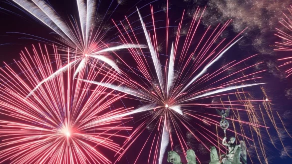 Am Brandenburger Tor findet wieder die traditionelle Silvesterparty statt. (Archivbild) - &copy; Ralf Hirschberger/dpa
