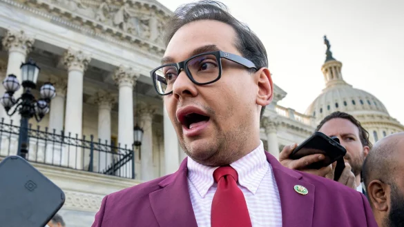 Der republikanische Abgeordnete George Santos spricht zu Reportern vor dem Kapitol. - &copy; J. Scott Applewhite/AP/dpa