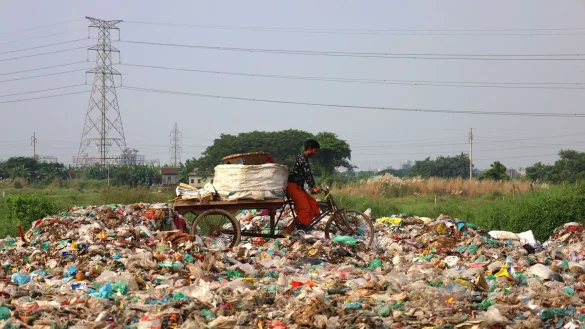 Einmal hergestellt, dauert es Jahrhunderte, bis sich Plastik wieder zersetzt. - &copy; Syed Mahabubul Kader/ZUMA Press Wire/dpa