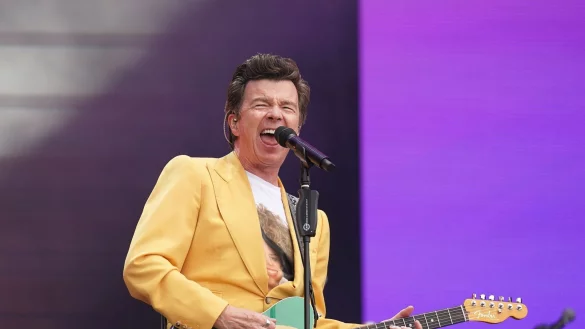 Rick Astley singt im Victoria Park in Leicester. - &copy; Joe Giddens/PA Wire/dpa