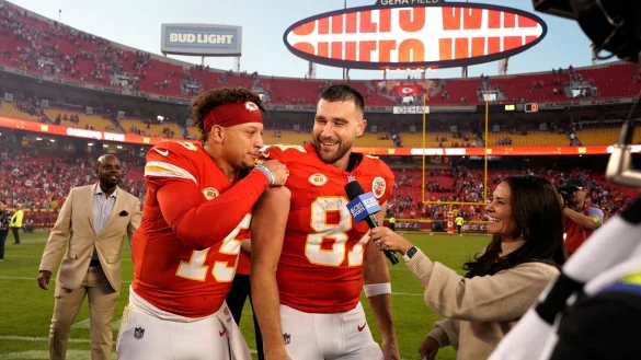 Der Auftritt der Teamkolllegen Patrick Mahomes (l) und Travis Kelce wird mit Spannung erwartet. - &copy; Ed Zurga/AP/dpa