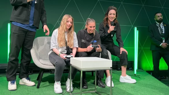 Fabienne, Jule Brand und Nadine Kessler bei einem Launch-Event von EA Sports FC 24. - &copy; Pascal M&uuml;hle/dpa