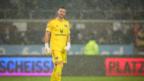 HSV-Schlussmann Daniel heuer Fernandes sorgte mit seinem EIgentor im Hamburg-Derby f&uuml;r die zwischenzeitliche 2:0-F&uuml;hrung des FC St. Pauli. - &copy; Christian Charisius/dpa