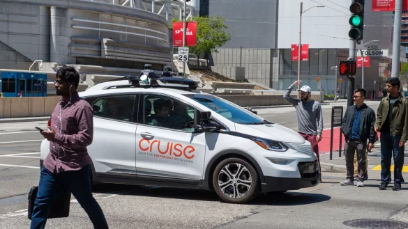 Ein selbstfahrendes Auto der Roboterwagenfirma Cruise des US-Konzerns General Motors sorgt f&uuml;r Unmut bei Fu&szlig;g&auml;ngern, nachdem es auf einer Kreuzung steckenblieb und sie bei Rot verl&auml;sst. - &copy; Andrej Sokolow/dpa