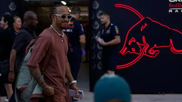 Lewis Hamilton geht durch das Fahrerlager des Lusail International Circuit in Doha. - &copy; Ariel Schalit/AP/dpa