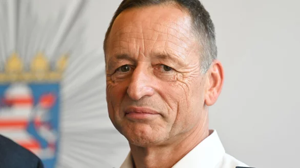 Der Frankfurter Polizeipr&auml;sident Stefan M&uuml;ller verurteilt die Ausschreitungen beim Spiel der Eintracht gegen Stuttgart scharf. - &copy; Arne Dedert/dpa