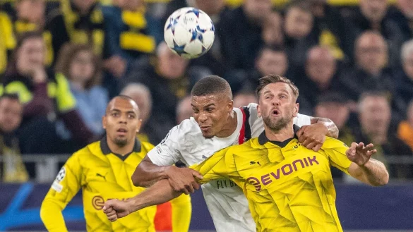 Mailands Malick Thiaw (M) und Dortmunds Niclas F&uuml;llkrug k&auml;mpfen um den Ball. - &copy; David Inderlied/dpa