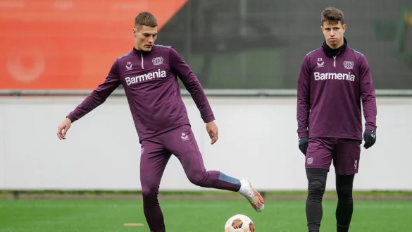 Patrik Schick (l) und Adam Hlozek stehen beim Abschlusstraining nebeneinander. - &copy; Marius Becker/dpa/Archivbild