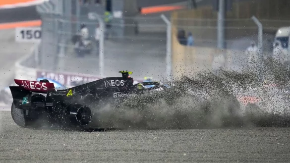 Lewis Hamilton aus Gro&szlig;britannien vom Team Mercedes kommt von der Strecke ab. - &copy; Darko Bandic/AP/dpa