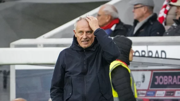 Ist mit dem Abwehrverhalten seiner Mannschaft unzufrieden: Freiburgs Trainer Christian Streich. - &copy; J&ouml;ran Steinsiek/dpa