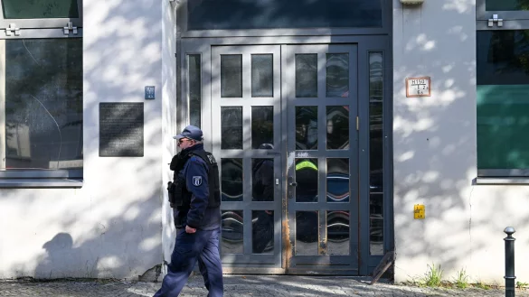 Ein Polizeibeamter an der Berliner Synagoge, die Ziel eines Anschlags war. - &copy; Soeren Stache/dpa