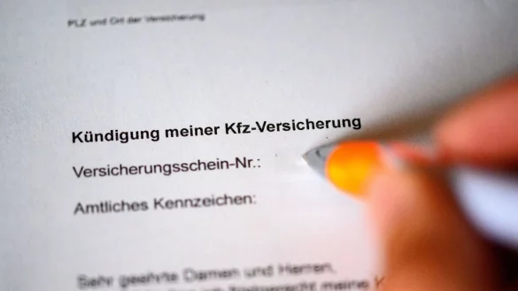 Stichtag 30.11.: Wer die Kfz-Versicherung wechseln will, kündigt am besten postalisch per Einschreiben. - © Jonas Walzberg/dpa/dpa-tmn