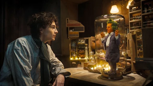 Timoth&eacute;e Chalamet (l) als Willy Wonka und Hugh Grant als Oompa Loompa in einer Szene des Films &laquo;Wonka&raquo;. - &copy; Warner Bros. Picture/dpa