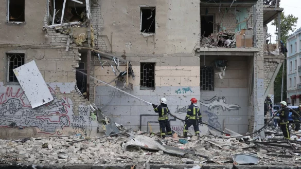 Ukrainische Feuerwehrleute l&ouml;schen ein Feuer nach einem Luftangriff, der ein Wohnhaus besch&auml;digt hat. - &copy; Alex Babenko/AP/dpa