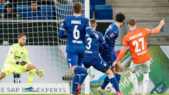 Tim Skarke (r) erzielte zwei D&auml;rmstadter Tore bei 1899 Hoffenheim. - &copy; Uwe Anspach/dpa