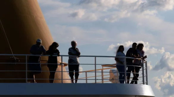 Empfindliche Gem&uuml;ter sollten bei starkem Seegang lieber nicht hier stehen: Denn der ist umso sp&uuml;rbarer, je weiter oben man sich auf dem Schiff befindet. - &copy; Andrea Warnecke/dpa-tmn