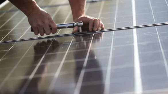 Montage von Photovoltaikmodulen auf dem Dach eines Wohnhauses. - © Marijan Murat/dpa