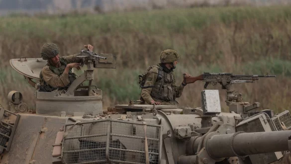 Israelische Soldaten in einem Panzer in Grenzn&auml;he zum Gazastreifen. Die M&ouml;glichkeit einer israelischen Bodenoffensive in den Gazastreifen steht weiter im Raum. - &copy; Ilia Yefimovich/dpa