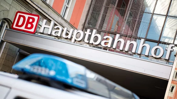 Ein Fahrzeug der Bundespolizei steht vor dem Münchner Hauptbahnhof (Symbolfoto). - © Matthias Balk/dpa