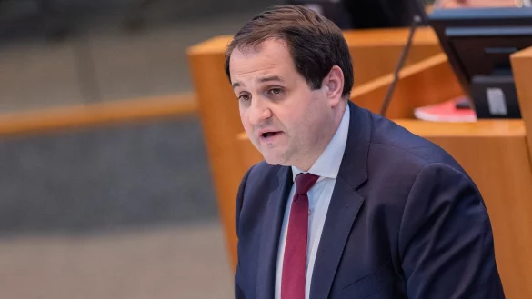 Nathanael Liminski (CDU), Minister für Bundes- und Europaangelegenheiten, Internationales sowie Medien in NRW, spricht im Plenum des Landtags. - © Rolf Vennenbernd/dpa/Archivbild