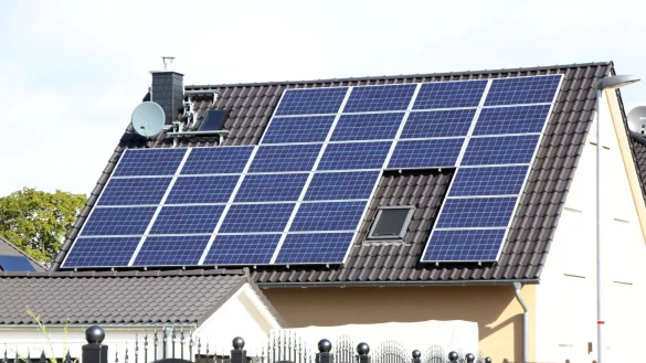 Sonnenenergie optimal nutzen: Für Eigenheimbesitzer ist eine Solaranlage auf dem Dach eine Option. - © Nestor Bachmann/dpa-tmn