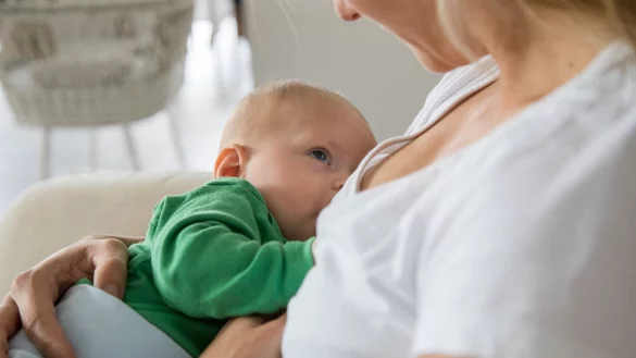 Auch wenn der Stillstart an sich gut gelingt, k&ouml;nnen wunde Brustwarzen Probleme machen. - &copy; Christin Klose/dpa-tmn