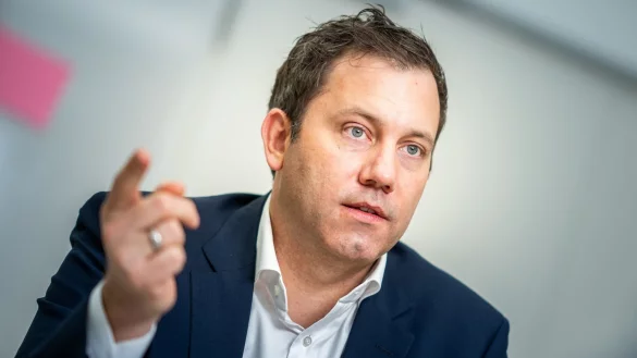 &laquo;Ich glaube, Markus S&ouml;der will vor allem auch in den Schlagzeilen sein, weil er sich ein bisschen langweilt dort in Bayern und Friedrich Merz die gro&szlig;e B&uuml;hne nicht alleine g&ouml;nnt&raquo;, sagt Lars Klingbeil. - &copy; Michael Kappeler/dpa