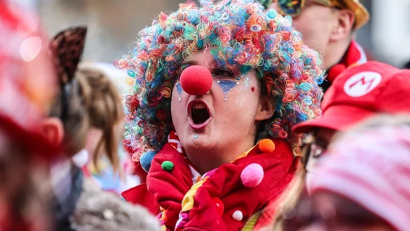 Karnevalisten feiern auf dem Heumarkt den Beginn der Karnevalssaison. - &copy; Oliver Berg/dpa