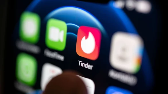 Mit dem «Tinder Matchmaker» können Freunde und Familienmitglieder jetzt Profile von potentiellen Kandidaten oder Kandidatinnen anschauen und weiterempfehlen. - © Marijan Murat/dpa/dpa-tmn