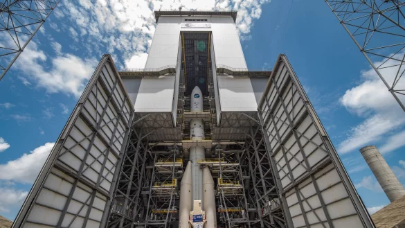 Die Startrampe der Ariane 6 auf dem europ&auml;ischen Weltraumbahnhof beherbergt ein vollst&auml;ndig montiertes Exemplar der neuen Tr&auml;gerrakete der ESA: Wie soll es f&uuml;r den Kontinent in der Raumfahrt weitergehen? - &copy; Manuel Pedoussaut/ESA/dpa