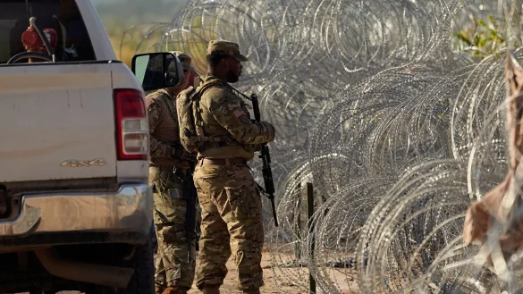 Soldaten stehen neben einem Stacheldrahtzaun am Ufer des Rio Grande Wache. - © Eric Gay/AP/dpa
