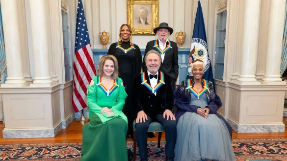 Die Kennedy Center Honorees 2023 Ren&eacute;e Fleming, Queen Latifah, Billy Crystal, Barry Gibb und Dionne Warwick in Washington. - &copy; Kevin Wolf/AP/dpa