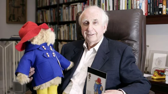 Paddington, der B&auml;r, und sein Erfinder Michael Bond, der 2017 gestorben ist. - &copy; Edmond Terakopian/PA Wire/dpa