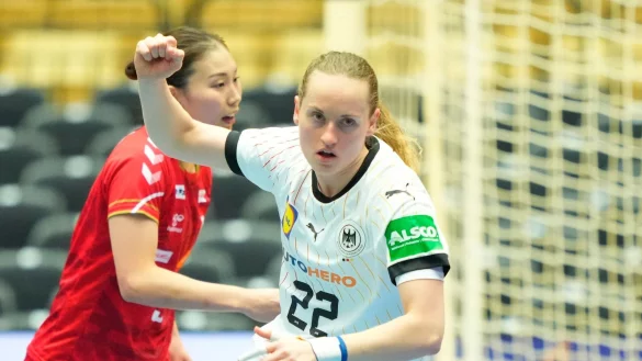 Maren Weigel (r) und die DHB-Frauen siegten zum Auftakt der WM knapp gegen Japan. - &copy; Claus Fisker/Ritzau Scanpix Foto/AP/dpa