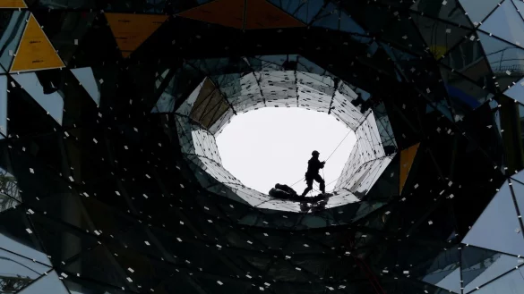 Ohne Konzentration geht es nicht: Industriekletterer m&uuml;ssen stets die eigene Sicherheit und die ihrer Kollegen im Blick haben. - &copy; Arne Dedert/dpa/dpa-tmn