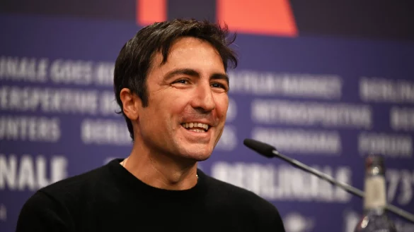 Der Regisseur Ilker &Ccedil;atak spricht bei der Pressekonferenz zum Film &laquo;Das Lehrerzimmer&raquo; auf der Berlinale. - &copy; Monika Skolimowska/dpa