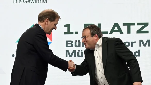 Umweltminister Oliver Krischer (r) und Coesfelds Landrat Christian Schulze Pellengahr. - © Federico Gambarini/dpa