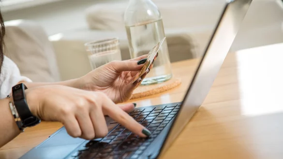 Vorsicht ist geboten: Bevor man auf farblich hervorgehobene Buttons klickt, sollte man sich Zeit nehmen und die verfügbaren Optionen sorgfältig überprüfen. - © Christin Klose/dpa-tmn