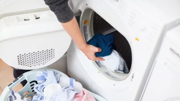 Waschtrockner im Test: Ein Ger&auml;t, das sowohl Waschen als auch Trocknen erm&ouml;glicht, ben&ouml;tigt weniger Platz als zwei separate Ger&auml;te. Allerdings f&uuml;hrt das in der Regel nicht zu einer signifikanten Zeitersparnis. - &copy; Christin Klose/dpa-tmn