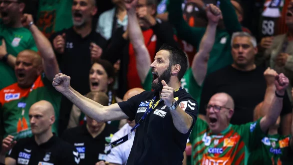 Magdeburgs Trainer Bennet Wiegert holte mit seiner Mannschaft einen Heimsieg gegen den d&auml;nischen Meister GOG. - &copy; Ronny Hartmann/dpa-Zentralbild/dpa/Archivbild