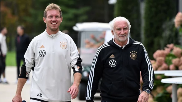 DFB-Sportdirektor Rudi Völler (r) und Bundestrainer Julian Nagelsmann. - © Federico Gambarini/dpa