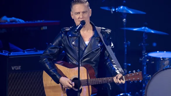 Der kanadische Musiker Bryan Adams tritt bei der Spendengala «Ein Herz für Kinder» auf. - © Sebastian Christoph Gollnow/dpa