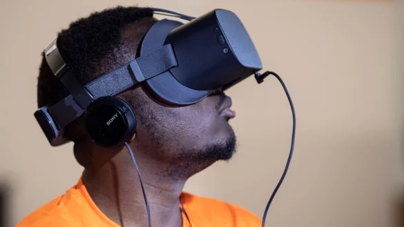 In einem Caf&eacute;, auf dem Rollfeld eines Flughafen oder in einem fernen Land? - Wer jemanden mit VR-Brille sieht, kann noch nicht einmal erahnen, in welchen VR-Gefilden sich dieser Mensch gerade bewegt. - &copy; Boris Roessler/dpa/dpa-tmn