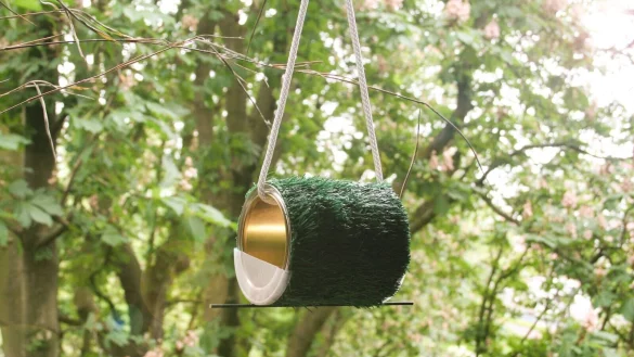 Fertig: Die DIY-Futter-Dose ist bereit f&uuml;r ihre gefiederten G&auml;ste. - &copy; Steffen Rieger/DIY Academy/dpa-tmn