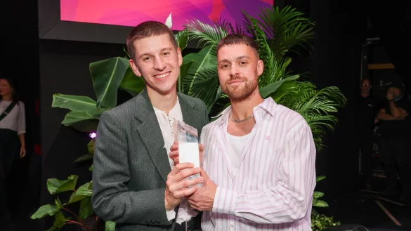 Der Schauspieler Lorenz Hochhuth (l) und der Regisseur Hannes Hirsch zeigen ihren Preis nach der Verleihung des Nachwuchspreises "First Steps" f&uuml;r Filmschaffende. - &copy; Gerald Matzka/dpa